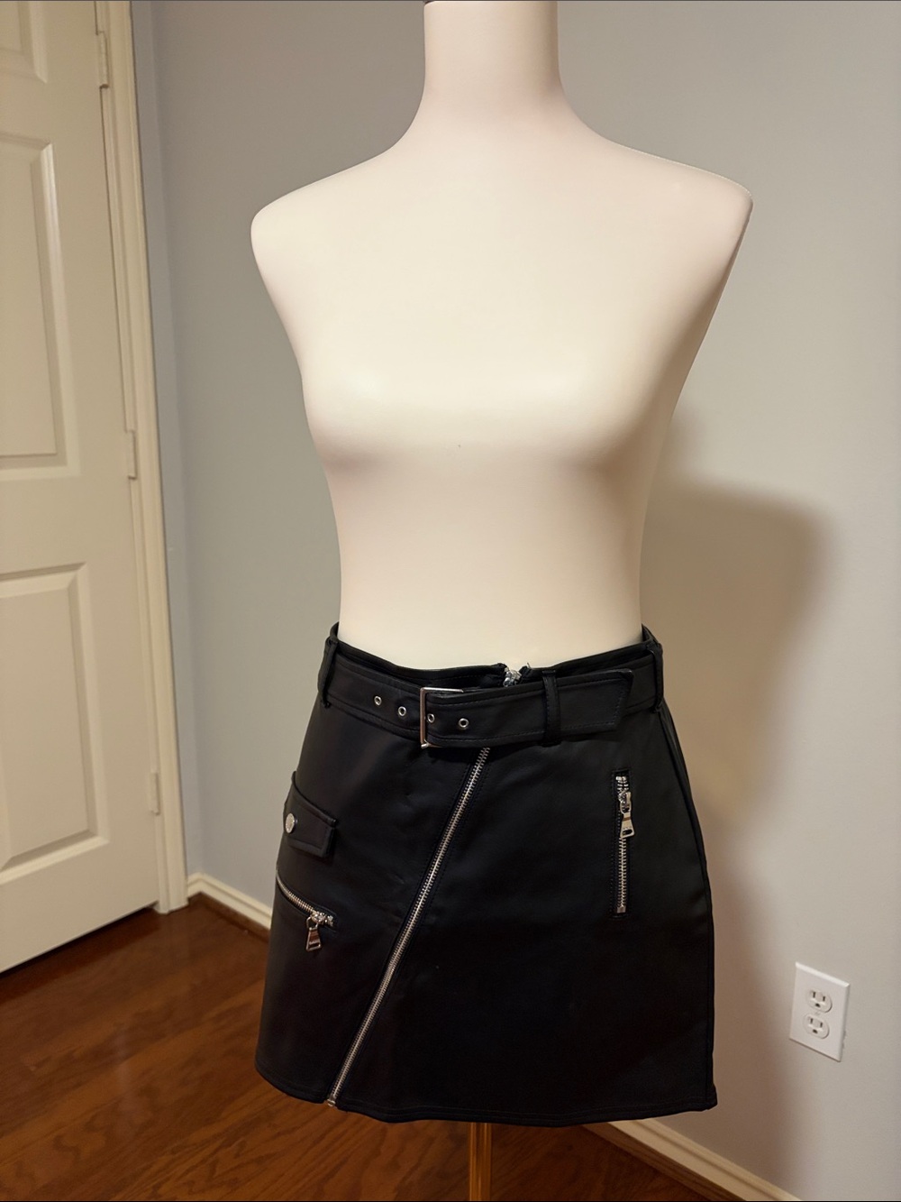 Express Women’s Black Faux Leather Mini Skirt with Belt & Zip Details Size 4